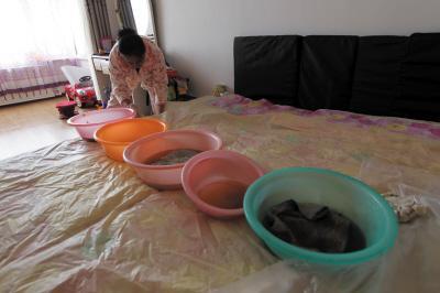 进贤楼上漏水，住户失联，小区没物管，业主维权难！律师来支招……